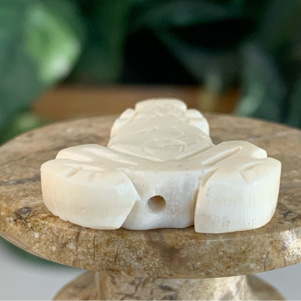 Vintage Natural Bone Bead Frog Hand Carved Fetish Animal Toad Drilled 1.3" x 1" - Picture 4 of 13